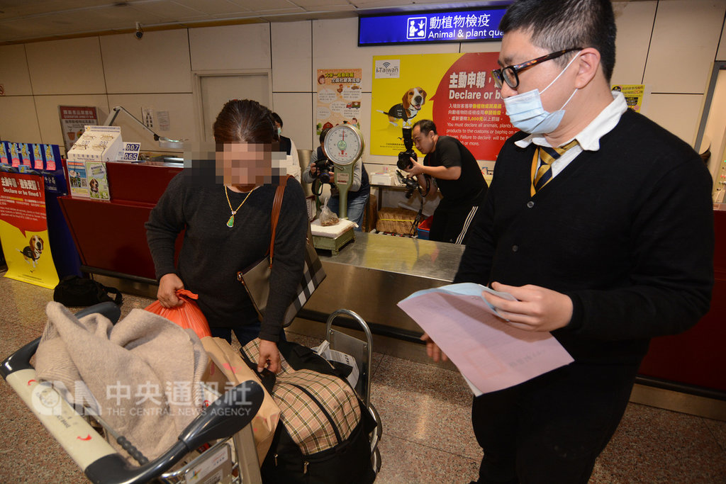 國境加強非洲豬瘟防疫宣導,但仍有旅客攜帶違規肉品入境案件發生,主因不排除是蓄意違規、一時大意與僥倖心態,錯誤的認知也造成自以為沒問題的肉品,頓時成為被罰的項目。中央社記者邱俊欽桃園機場攝 108年2月2日