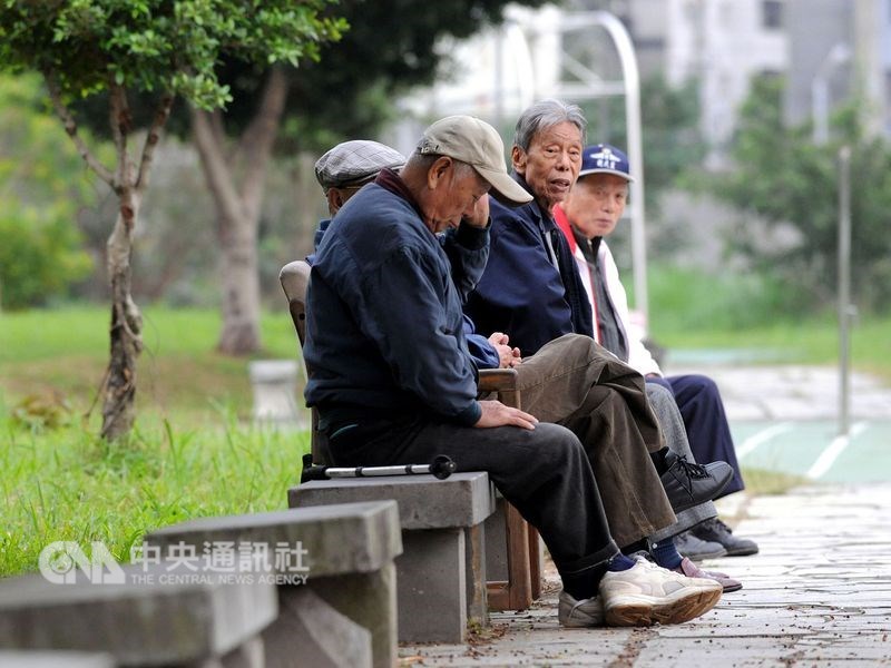 觀察近10年人口結構趨勢,內政部指出,65歲以上老年人口比率因平均壽命增長逐年上升,由10.43%升至14.56%。(中央社檔案照片)