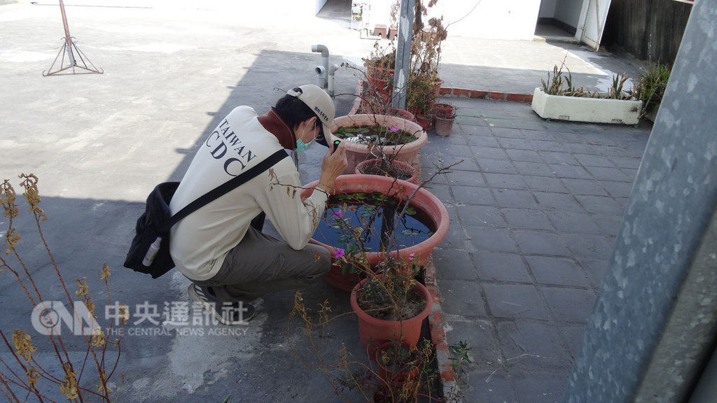 受暖冬影響,今年首例本土登革熱病例高雄市現蹤,疾管署指出,這是3年來首次在2月就出現本土登革熱疫情,呼籲民眾外出走春務必做好防蚊措施。圖為防疫人員於高雄市社區進行病媒蚊孳生源查核。(疾管署提供)中央社記者張茗喧傳真 108年2月4日