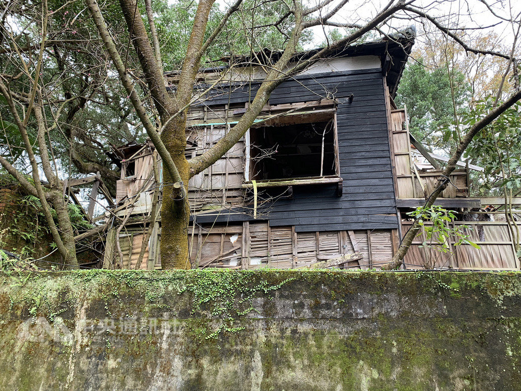 「草山派出所」位於陽明山陽明路一段66號,由日據時期知名建築師井手薰設計,並於1934年完成興建,周邊有草山御賓館、原草山公共浴場等重要建築,為日據時期當地的治安維持單位。圖為草山派出所現況。中央社記者黃麗芸攝 108年2月4日