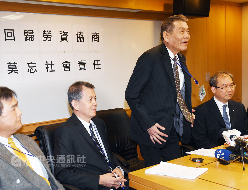 中華航空總經理謝世謙(右2)、資深副總經理張揚(左2)、高星潢(右)等人4日在台北舉行記者會,謝世謙表示,若真發生罷工,華航航班勢必受影響,因此不敢保證旅客能「如期」到達目的地,但一定會盡力。中央社記者施宗暉攝 108年2月4日