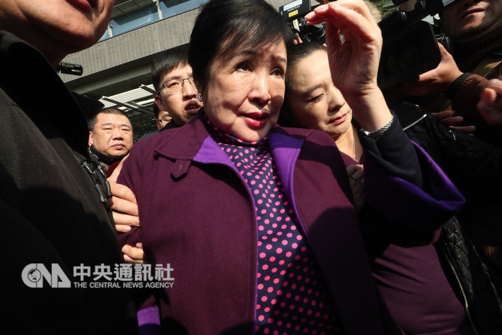資深藝人鄭惠中(中)連兩天發文,以情緒性字眼批判政府。(中央社檔案照片)