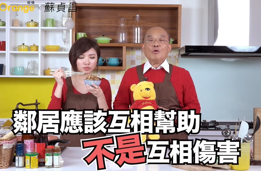 行政院長蘇貞昌(右)親自上陣拍非洲豬瘟防疫宣導短片,並拿起「小熊維尼」玩偶向中國隔空喊話。(圖取自facebook.com/gogogoeball)