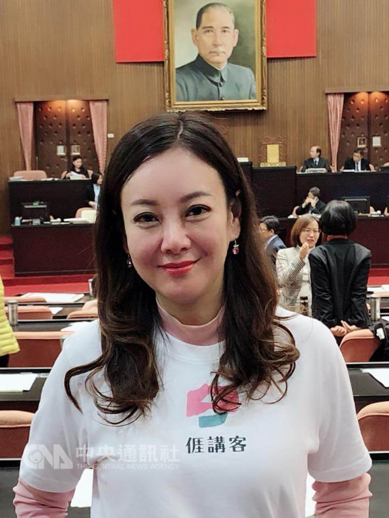 台灣客家運動,民進黨全國不分區立委蔣絜安也參與過程。圖為2018年12月28日,蔣絜安在立法院議場呼籲「假使你會講客,請多多講客。多元文化,多元尊重。互相學習,互相欣賞。」(蔣絜安國會辦公室提供)中央社記者范正祥傳真 108年2月6日