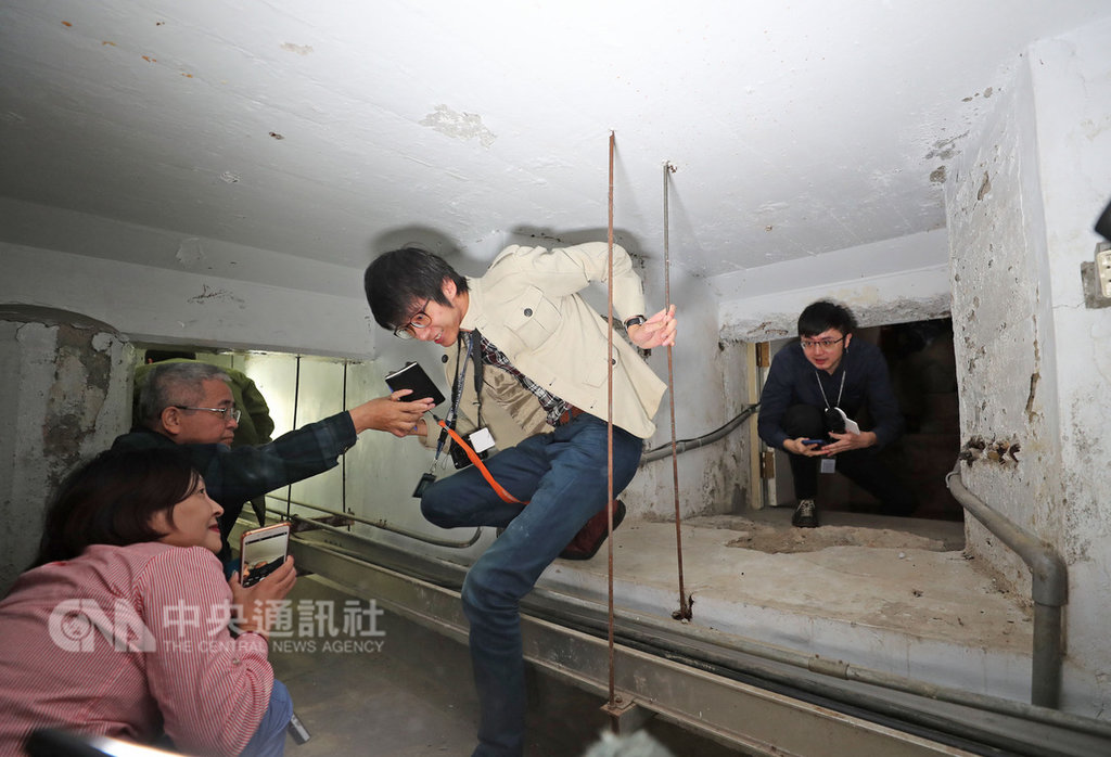 行政院辦公大樓地下有一條鮮為人知的防空通道,全長約800公尺,是一圓環狀通道,在大樓下方繞一圈,出口位於後門警衛室,沿途有不少梁柱壓縮高度,有的地方高度甚至僅70公分,彎腰行走都相當困難。中央社記者裴禛攝 108年2月6日