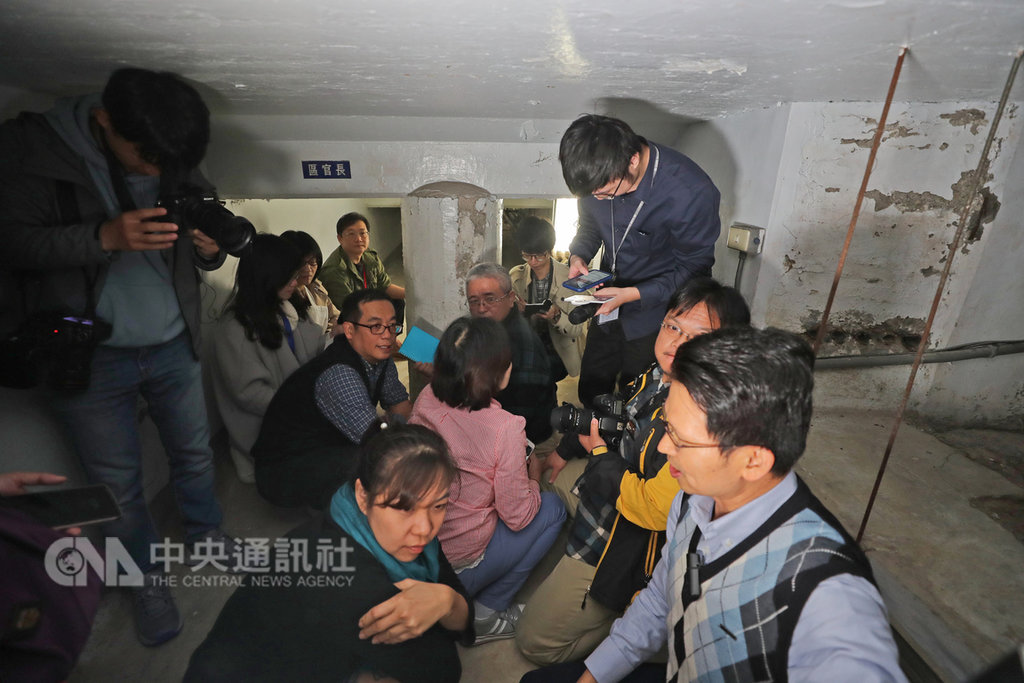 行政院辦公大樓地下藏著一條神祕防空通道,全長約800公尺,沿途有不少梁柱壓縮高度,有的地方高度甚至僅70公分,而在接近入口處的梁柱上,還可見貼有「長官區」的壓克力標示牌。中央社記者裴禛攝 108年2月6日