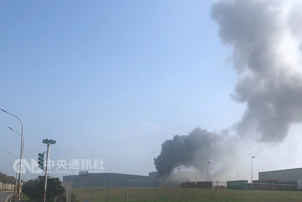 桃園市觀音區嘉里大榮物流公司6日傳出火警,有兩名男員工被救出火場,送醫前已經沒有生命跡象,意外發生原因,仍待進一步釐清。(桃園消防局提供)中央社記者邱俊欽桃園傳真 108年2月6日