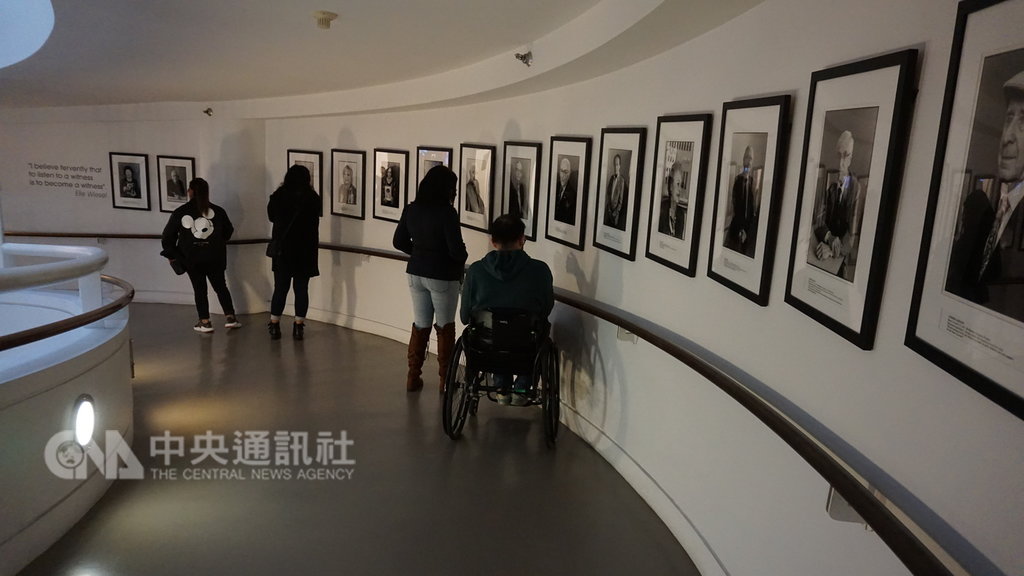 寬容博物館的入口處是螺旋向下的迴廊,牆上懸掛一幅一幅大屠殺倖存者的照片,講述他們如何逃過屠殺,以及活下來之後的人生觀。中央社記者林宏翰洛杉磯攝 108年2月6日