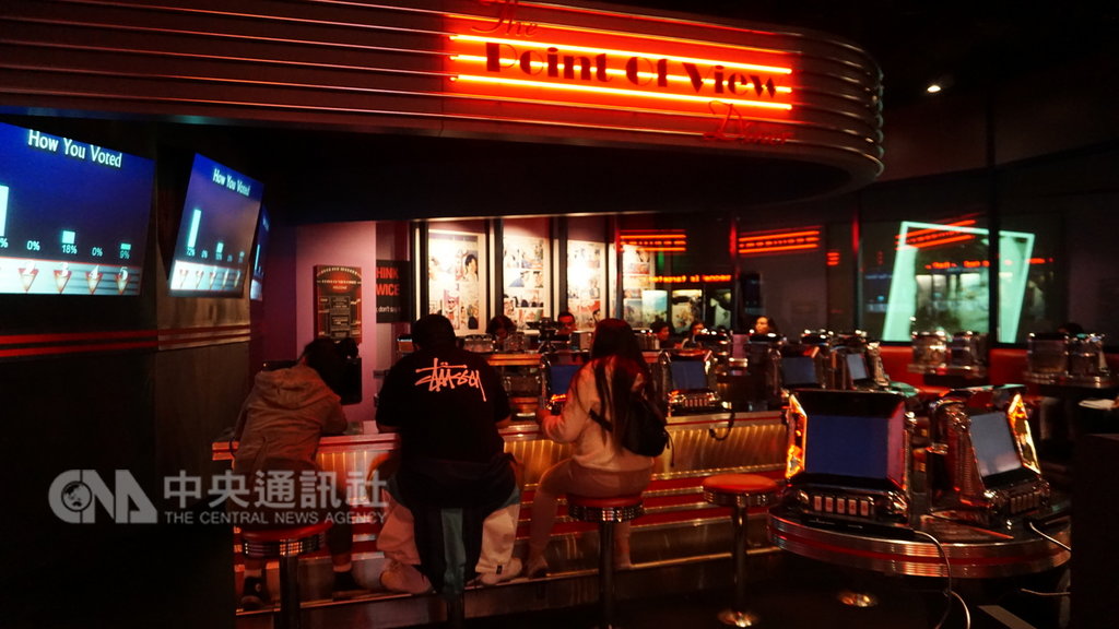 寬容博物館內一角擺設為「觀點餐廳」(The Point of View Diner)。這個餐廳不供餐,而是透過互動裝置,讓觀眾感受現實社會場景中的爭議話題。中央社記者林宏翰洛杉磯攝 108年2月6日