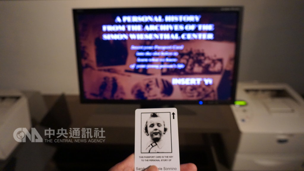 進入寬容博物館的每個觀眾都會拿到一張受難孩童的照片,參觀到尾聲時,透過電腦螢幕可讀出這名孩童當年遭遇。中央社記者林宏翰洛杉磯攝 108年2月6日