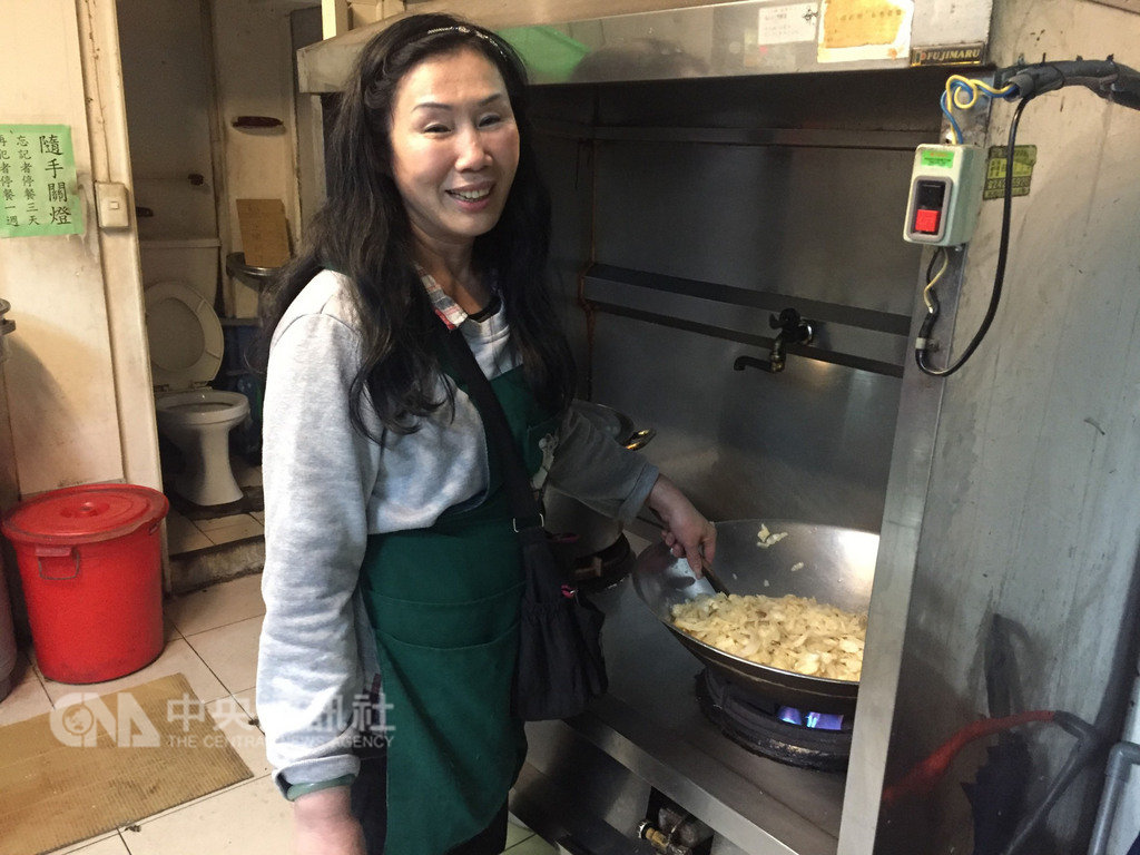 義工鄭美娥(圖)在人安基金會基隆平安站前後服務超過7年,縱使一開始家人反對,但她仍秉持當初的起心動念,天還沒亮就到平安站備菜,為寒士們烹煮佳餚,她說:「這是成就,也是快樂」。中央社記者王朝鈺攝 108年2月8日