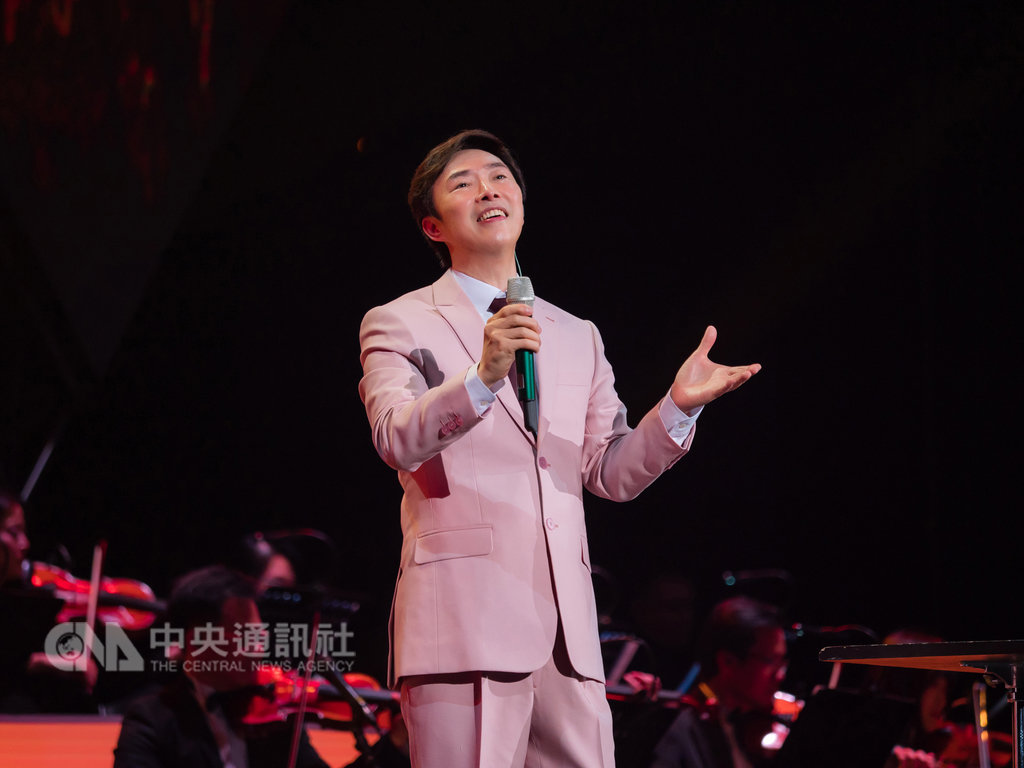 資深歌手「小哥」費玉清2019告別演唱會第一場8日展開,他演唱最後一曲晚安曲時忍不住激動情緒落淚,隨後哽咽表示,真正退出後,他可能就再也不會出現了,「不管日後有任何媒體希望我再出現,我永遠不會再出現,今晚也彷彿就是一個永別」。(寬宏藝術提供)中央社記者吳欣紜傳真 108年2月8日