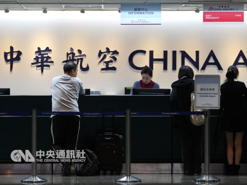 桃園市機師職業工會華航分會8日凌晨宣布,清晨6時起啟動罷工行動。交通部長林佳龍即刻指示,成立緊急應變中心。圖為華航機場櫃台。(中央社檔案照片)