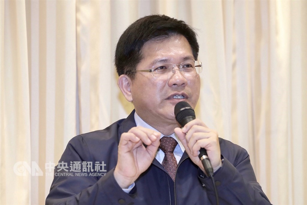 華航機師8日清晨6時起開始罷工,交通部中午召開記者會,交通部長林佳龍出席,向勞資雙方喊話,盼雙方繼續溝通,並維護消費者權益。中央社記者吳翊寧攝 108年2月8日