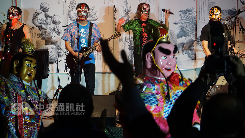 台灣老牌樂團董事長樂團以唱片包裝入圍葛萊美獎,當地時間9日在洛杉磯演出時表示,不要將視野只放在對岸,而是要放眼全世界。中央社記者林宏翰洛杉磯攝 108年2月10日