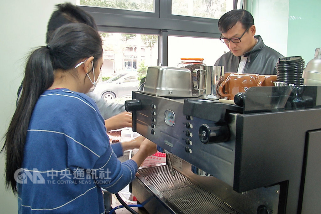 桃園市有一家特別的餐廳「加力力輕食吧」預計在農曆年後開幕,希望透過公、私部門的合作,推動弱勢少年培力就業計畫。中央社記者吳睿騏桃園攝 108年2月10日
