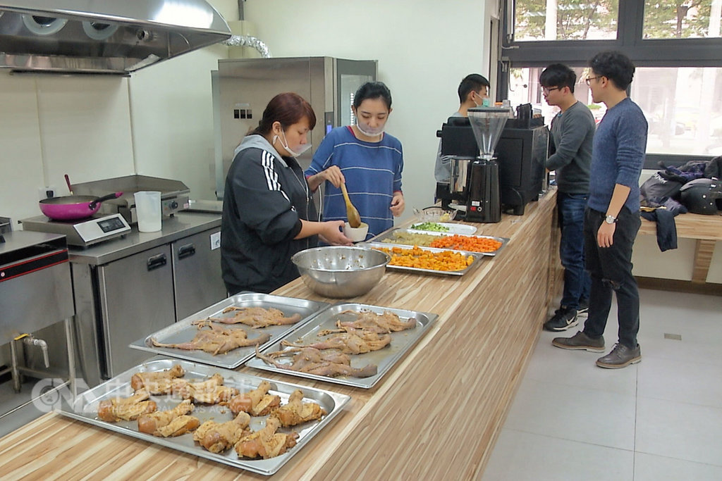 桃園少年之家打造「加力力輕食吧」,規劃一個培養非行少年職能的空間。期盼透過政府的支持、民間非營利組織的力量,培養與輔導「非行少年」自食其力的力量。中央社記者吳睿騏桃園攝 108年2月10日