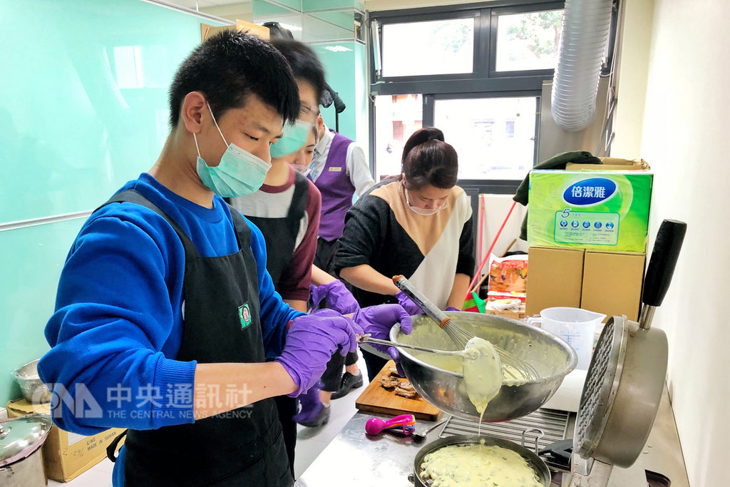 桃園少年之家與社會局規劃「青少年餐飲職場培訓計畫」提供一系列的訓練課程及職場實作,發掘青少年對未來工作的興趣也提早與職場接軌。中央社記者吳睿騏桃園攝 108年2月10日