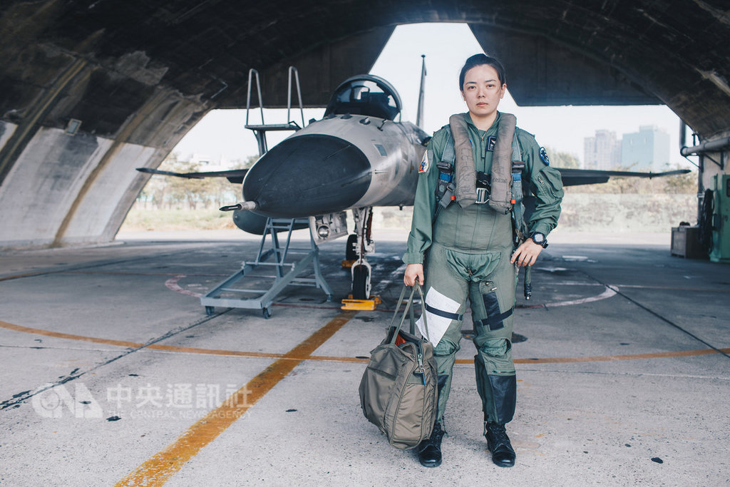 空軍中尉郭文靜以志願士兵身分入伍,去年完成訓練,為IDF經國號戰機再添一位生力軍;她是國軍首位由士兵轉服二代機的女性飛行員。(軍聞社提供)中央社記者侯姿瑩傳真 108年2月10日