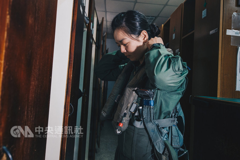 空軍中尉郭文靜是國軍首位由士兵轉服二代機的女性飛行員。圖為郭文靜在個裝室穿戴個人裝備。(軍聞社提供)中央社記者侯姿瑩傳真 108年2月10日