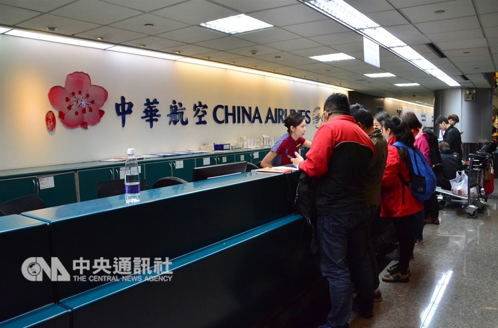 華航機師罷工已經3天,出入境旅客持續受到班機取消影響,勞資雙方糾結於工時定義,仍無交集,亦無後續談判時間表。(中央社檔案照片)