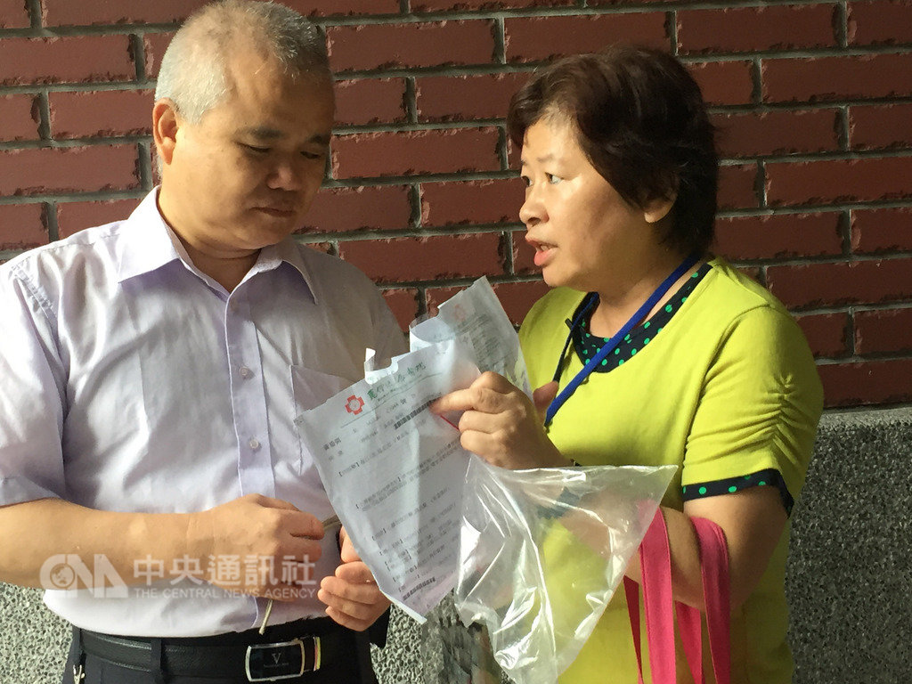 雙連視障關懷基金會提供盲朋友臨托服務,一整年可申請52次,內容包含臨時性的陪同就醫、協助膳食、報讀及文書服務、陪同散步等,減少盲朋友就醫困境。(雙連視障關懷基金會提供)中央社記者陳偉婷傳真 108年2月11日