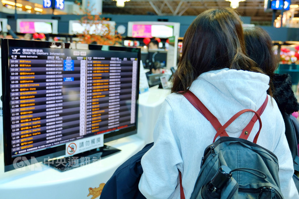 春節連假後的開工日,桃園國際機場公司預估,11日出入境客機共724架次(含加班機89架次),旅客量約為14萬744人次,雖然較10日的近16萬人次略減,仍較去年最尖峰的12萬5000人,多了12.5%。中央社記者吳睿騏桃園機場攝 108年2月11日