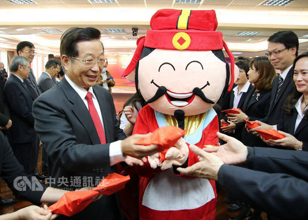 兆豐金控11日舉行新春團拜,董事長張兆順親手發放紅包,盼員工今年努力衝刺消費金融,打造新的成長動能。(兆豐金提供)中央社記者韓婷婷傳真 108年2月11日