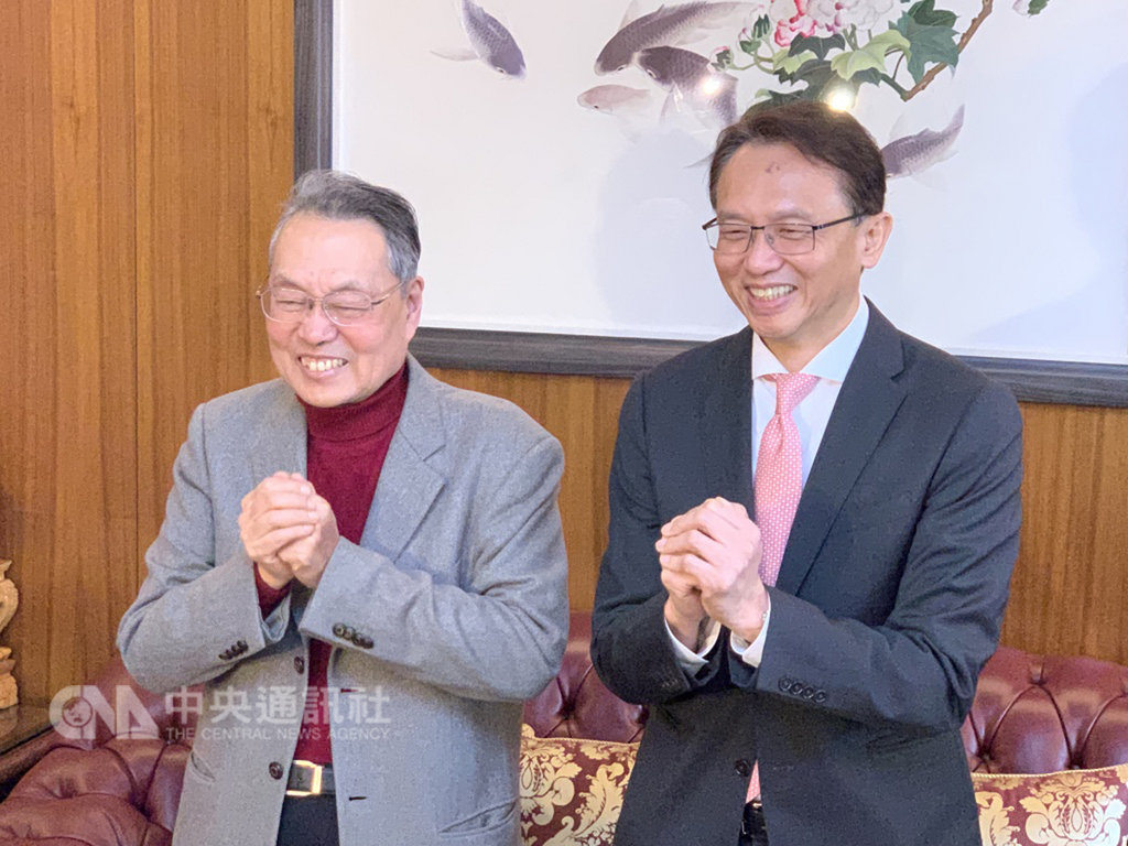 電腦品牌廠宏碁11日舉辦新春開工團拜,董事長暨執行長陳俊聖(右)會後率主管群拜訪宏碁集團創辦人施振榮(左),迎接新年到來。中央社記者吳家豪攝 108年2月11日