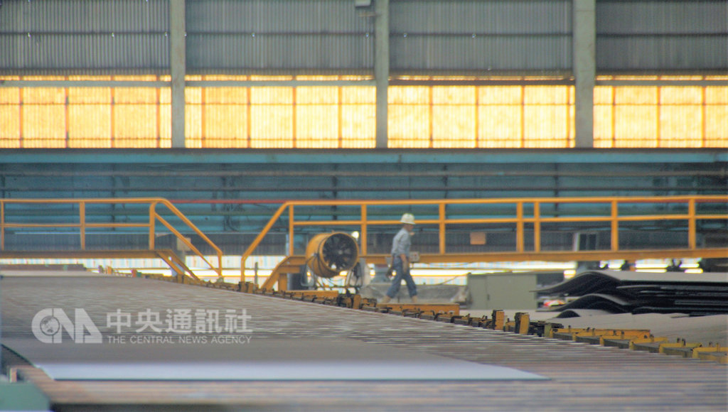 海巡署首批4艘4000噸級巡防艦11日在台船舉行開工及鋼板進料典禮。圖為鋼板進料流程。中央社記者程啟峰高雄攝 108年2月11日