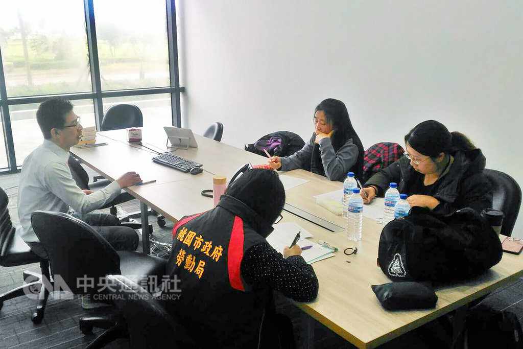 桃園市勞動局11日派員前往傳出將大量裁員的蘋果軟板天線供應商嘉聯益科技公司訪查並表示,事業單位若有大量解僱情形,依法應於60日前向主管機關提報計畫書,違者可裁處新台幣10萬至50萬元罰鍰。(桃園市政府勞動局提供)中央社記者吳睿騏桃園傳真 108年2月11日