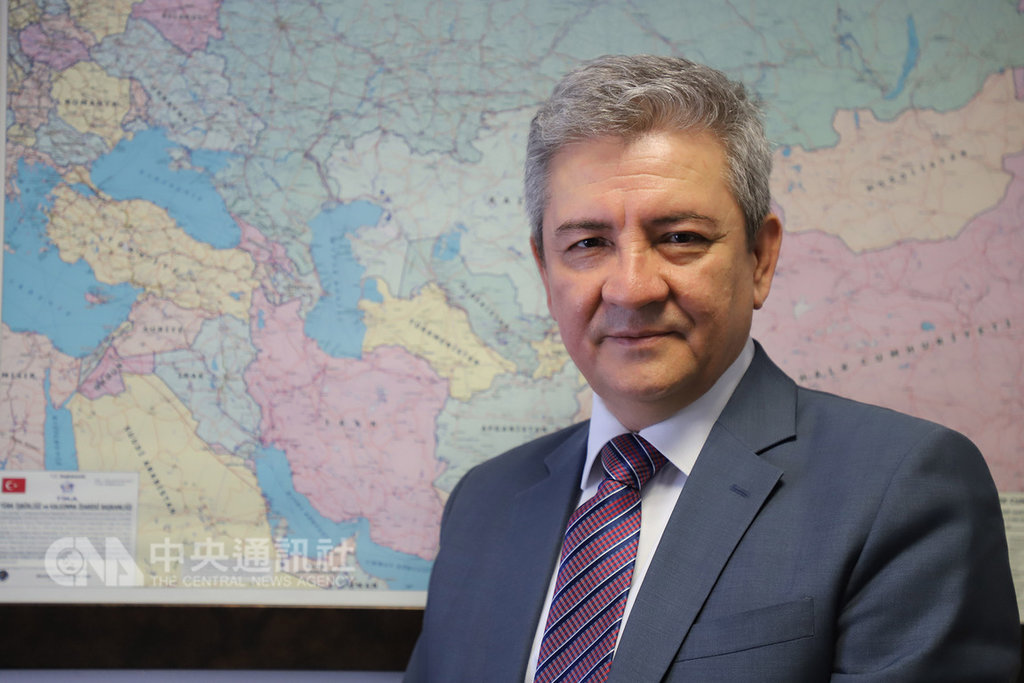 世界維吾爾代表大會副主席艾克林(Erkin Ekrem)11日表示,海外維吾爾人將會帶著失蹤家屬的照片,一起要求中國提供影片,預料將會形成一股趨勢。中央社記者何宏儒安卡拉攝 108年2月11日