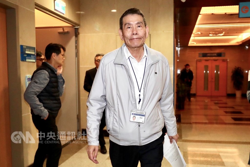 華航勞資雙方及交通部11日二度舉行協商座談仍告破局,華航總經理謝世謙(中)會後召開記者會表示,會中同意調整7至8小時紅眼航班以3人派遣,8小時以上增為3人,12小時以上航班增為4人派遣,並同意其他特殊航線於一個月內由交通部召集雙方逐步討論確認,但工會中途又提出多航段新議題,讓討論偏離主題。中央社記者吳翊寧攝 108年2月11日