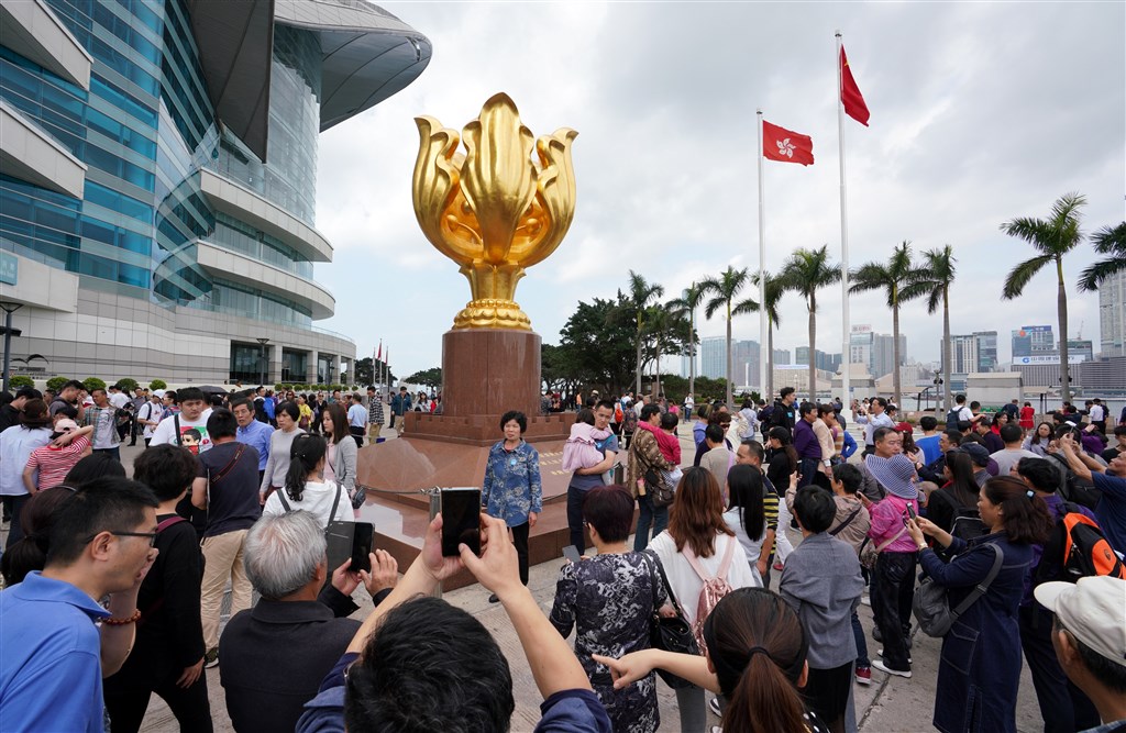 受到高速鐵路和港珠澳大橋去年底相繼開通的刺激,今年春節赴香港和澳門的陸客人數大增。(檔案照片/中新社提供)