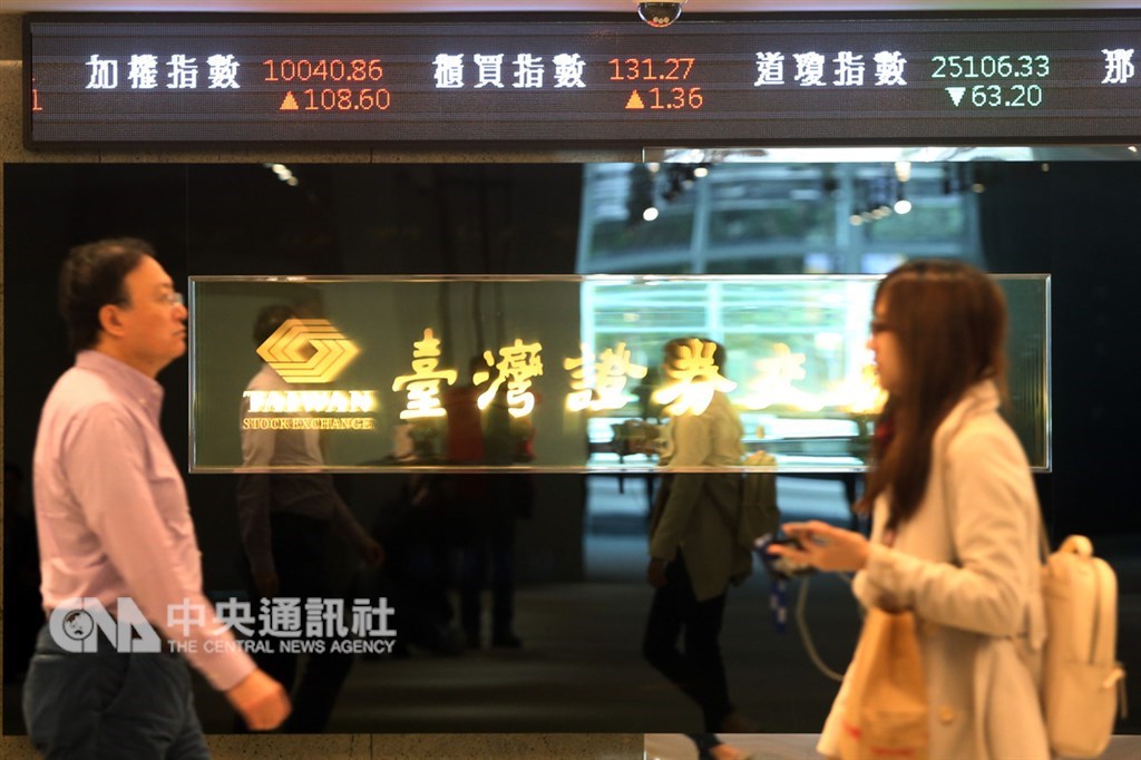 台股11日豬年開紅盤,蘋果概念股3巨頭領軍,帶動台股早盤一度大漲129點,衝破萬點大關。中央社記者鄭傑文攝 108年2月11日