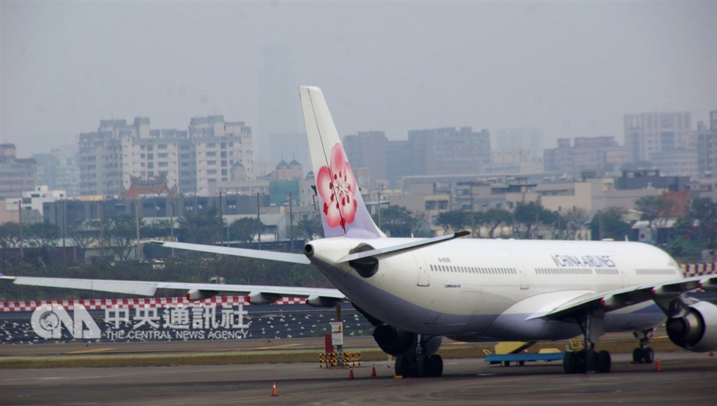 圖為高雄機場華航班機。(中央社檔案照片)