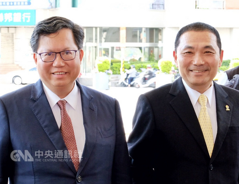 由桃園市與新北市共同打造的「北桃合作平台」,12日舉行第一場首長論壇,將討論捷運三鶯線延伸八德段及水岸休閒圈與自行車道銜接計畫。桃園市長鄭文燦(左)表示,歡迎新北巿長侯友宜(右)來作客回娘家。中央社記者吳睿騏桃園攝 108年2月12日