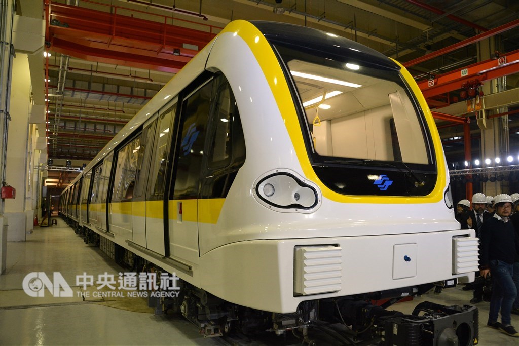 台北捷運環狀線第一期將於第4季上線營運,列車採傾斜式20度流線型車頭造型,寬敞的淺色內裝搭配大片式車窗。(中央社檔案照片)