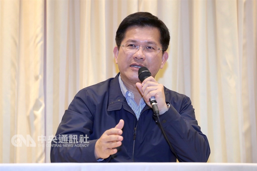 華航勞資雙方11日傍晚起展開第2次勞資座談,至晚間9時30分宣告協商破局,交通部長林佳龍會後對外說明座談經過。中央社記者吳翊寧攝 108年2月11日