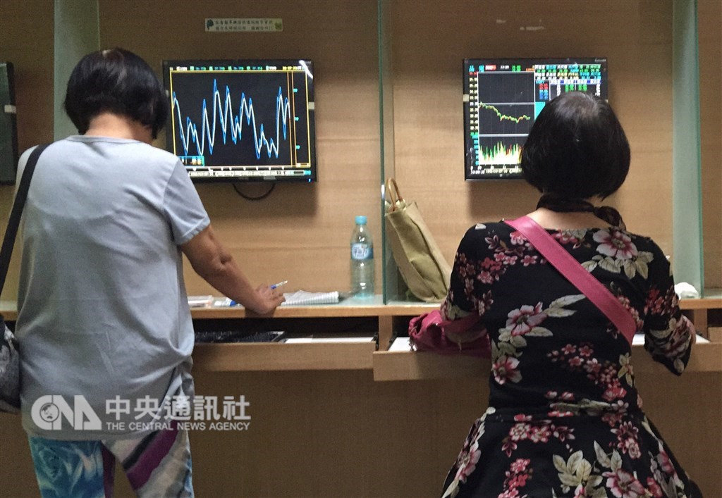 台股13日將挑戰前波10148.75高點。(中央社檔案照片)