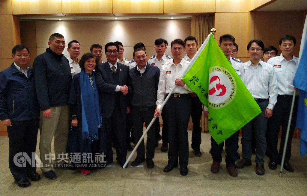 新北市政府消防局13日在市長侯友宜(前左5)授旗後,將派隊赴美參加「JEMS緊急救護競賽」,今年共有美國、英國及台灣等25支隊伍參賽,將於2月19日及21日辦理淘汰賽及決賽。(消防局提供)中央社記者王鴻國傳真 108年2月13日