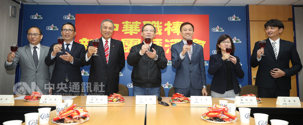 中華職棒13日在聯盟辦公室舉辦新春團拜,統一獅領隊蘇泰安(左起)、中信兄弟領隊劉志威、常務理事馮寄台、中職會長吳志揚、Lamigo桃猿副領隊浦韋青、富邦悍將副領隊陳昭如與中職秘書長馮勝賢向媒體拜年。中央社記者張新偉攝 108年2月13日