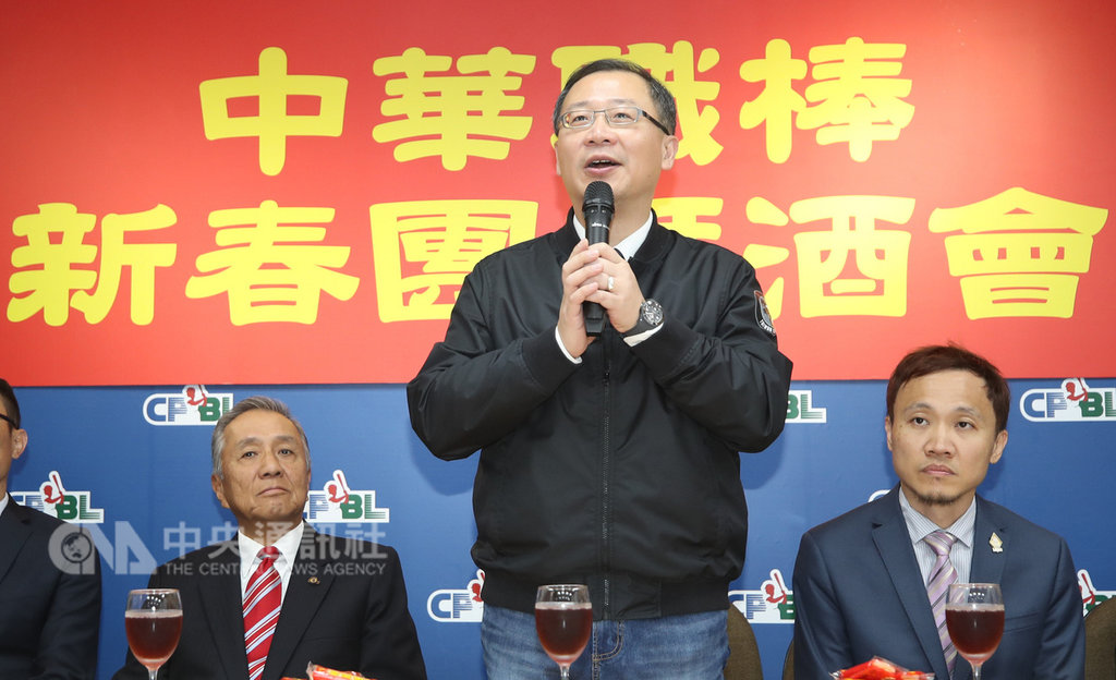 中華職棒13日在聯盟辦公室舉辦新春團拜,中職會長吳志揚(中)向媒體拜年,並說明30週年計畫。中央社記者張新偉攝 108年2月13日