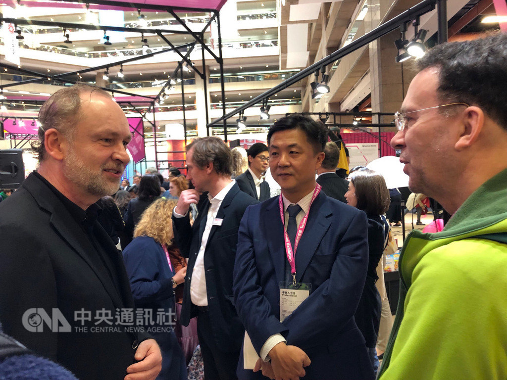 2019台北國際書展12日至17日在台北世貿一館、三館盛大舉行,今年德國主題館以高規格邀請13位德國重量級作家來台,德國律師作家費迪南.馮.席拉赫(Ferdinand von Schirach)(左)12日與台灣律師呂秋遠(前中)在德國館開幕歡迎酒會上交流。中央社記者魏紜鈴攝 108年2月13日
