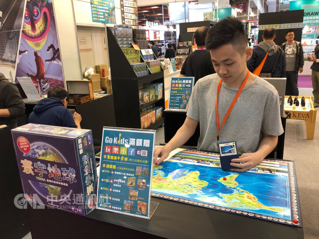 2019台北國際書展12日至17日在台北世貿一館、三館盛大舉行,今年書展無特設桌遊專區,因此館內每個轉角處都能見到大小朋友都愛玩的桌遊展位,讓今年的書展顯得特別活潑。中央社記者魏紜鈴攝 108年2月13日