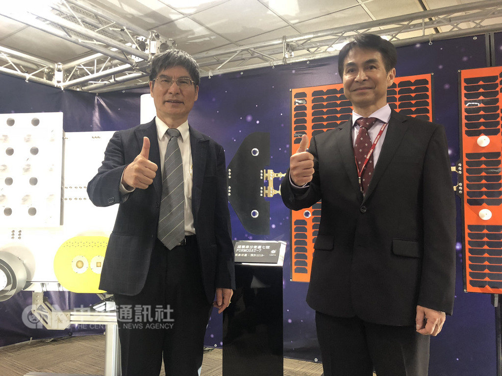 科技部長陳良基(左)13日說明台灣第三期國家太空科技發展長程計畫,未來10年每年至少發射一顆衛星。中央社記者劉麗榮台北攝 108年2月13日