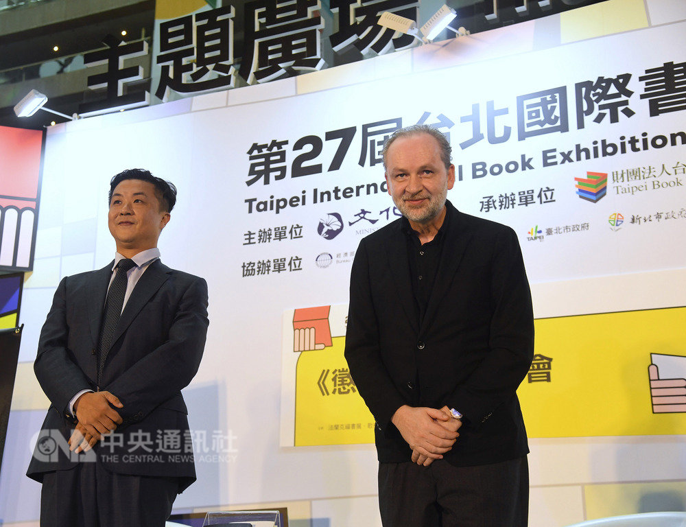 德國律師作家費迪南.馮.席拉赫(Ferdinand von Schirach)(右)來台參與2019第27屆台北國際書展,13日在一館主題廣場出席新書「懲罰」發表會,並與台灣律師呂秋遠(左)展開精彩對談。中央社記者王飛華攝 108年2月13日