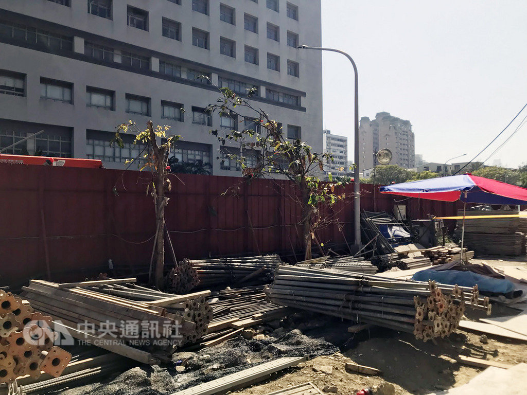 高雄市高齡整合長期照護中心工程承包商13日進行模板吊掛工程,疑吊掛時機具重心不穩,致模板掉落砸傷地面工人,工人傷重不治。市府勞檢處獲報隨即派員到現場勘查,並依法勒令停工。(高雄市消防局提供)中央社記者王淑芬傳真 108年2月13日