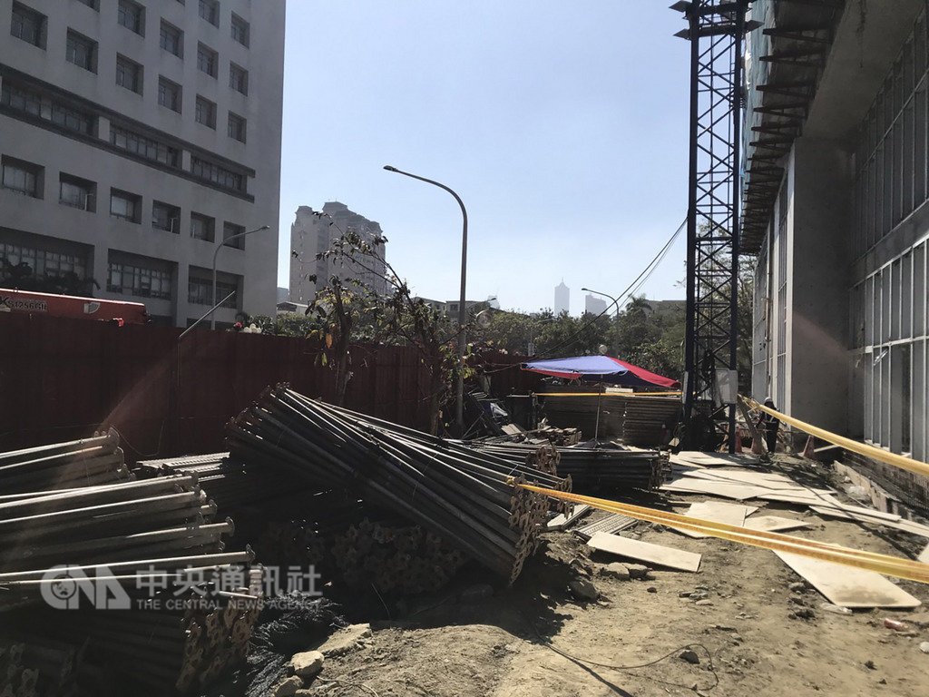 高雄市消防局13日下午獲報,市府新建工程處辦理高齡整合長期照護中心新建工程現場,疑施作吊掛板模時不慎掉落,砸傷一名工人;因傷勢過重,工人不幸身亡。(高雄市消防局提供)中央社記者王淑芬傳真 108年2月13日