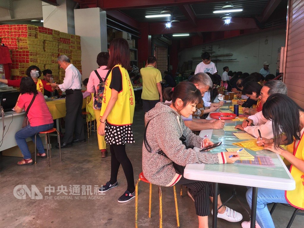農曆正月初九天公生日,屏東市玉皇宮13日擠滿參拜信徒,玉皇宮前道路管制,包括屏東大學體育系10多名學生,有120多人主動到廟擔任志工。中央社記者郭芷瑄攝 108年2月13日